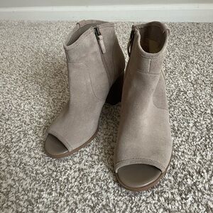 Crown Vintage Frankie 7M Women's Peep Toe Bootie Taupe Stacked Heel